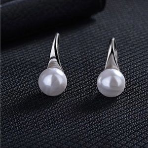 Vintage pearl earring